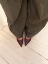 Karline slingback mules med krokodilleprint - Mørkerød