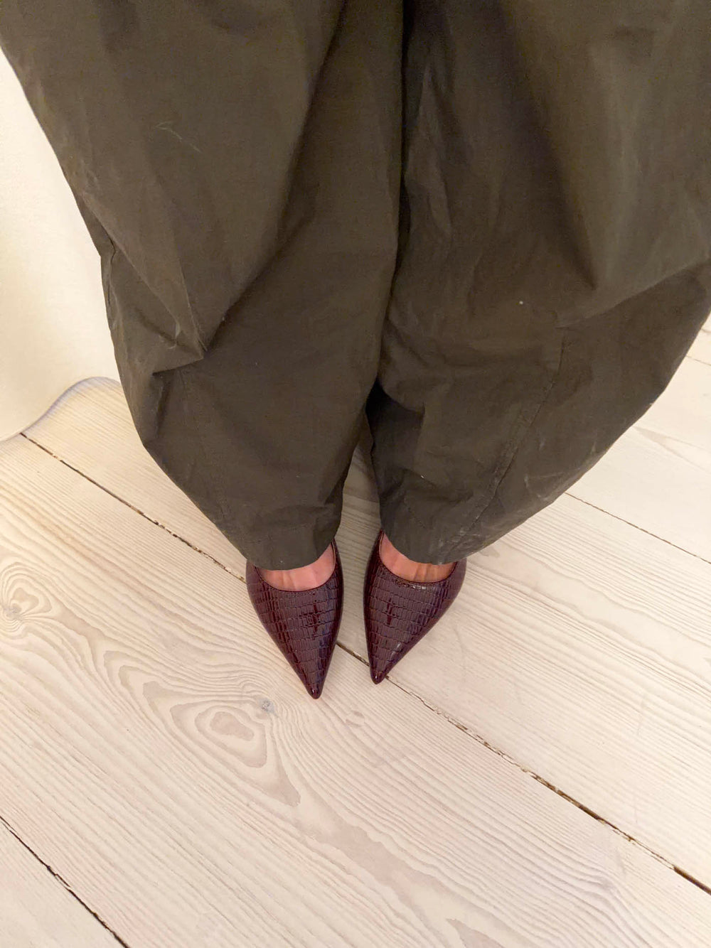 Karline slingback mules med krokodilleprint - Mørkerød