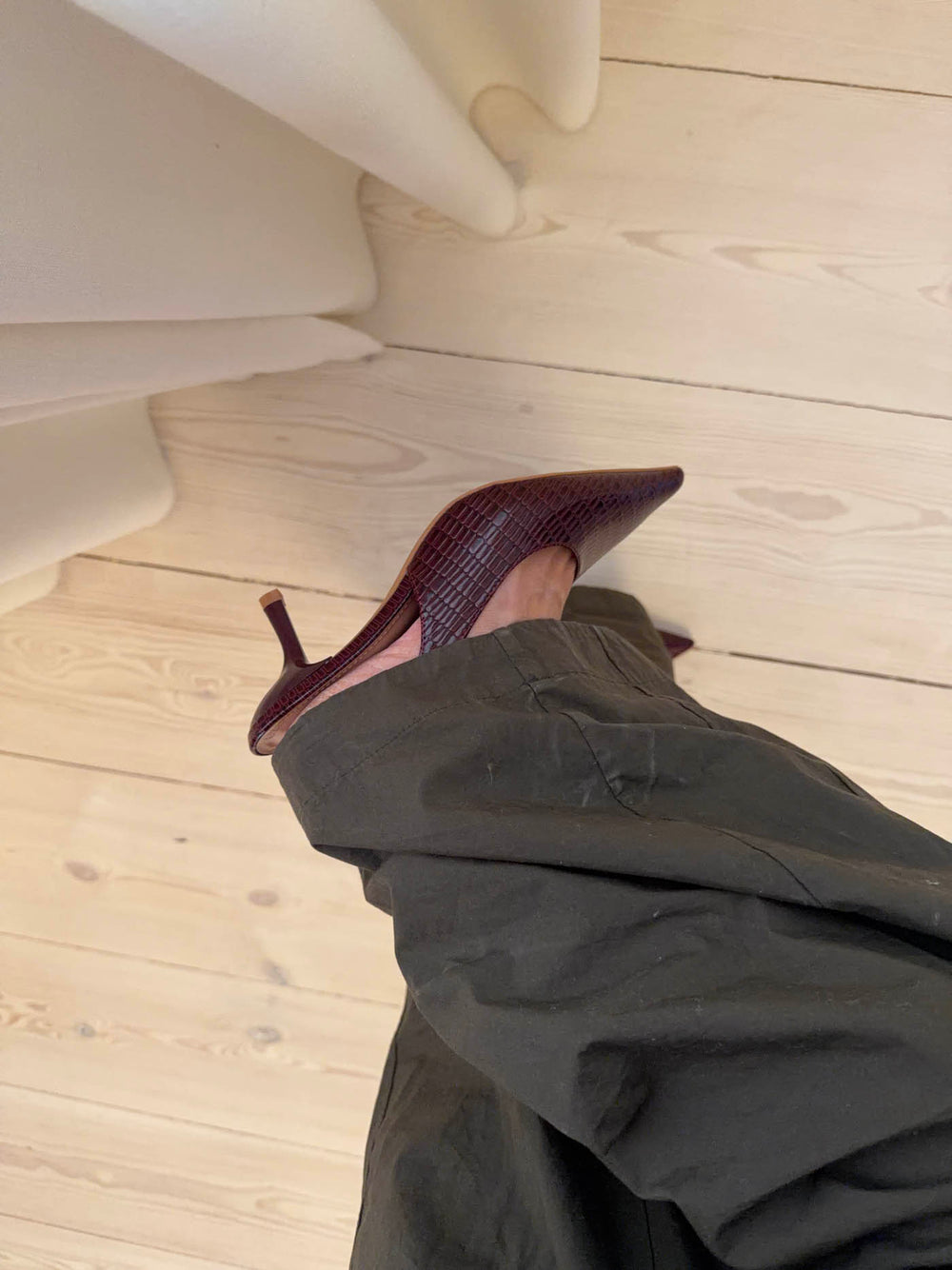 Karline slingback mules med krokodilleprint - Mørkerød