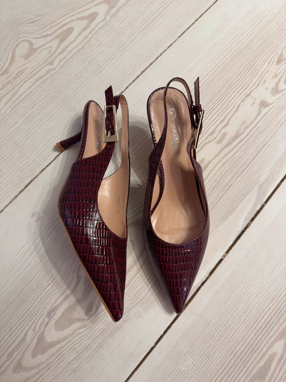 Karline slingback mules med krokodilleprint - Mørkerød