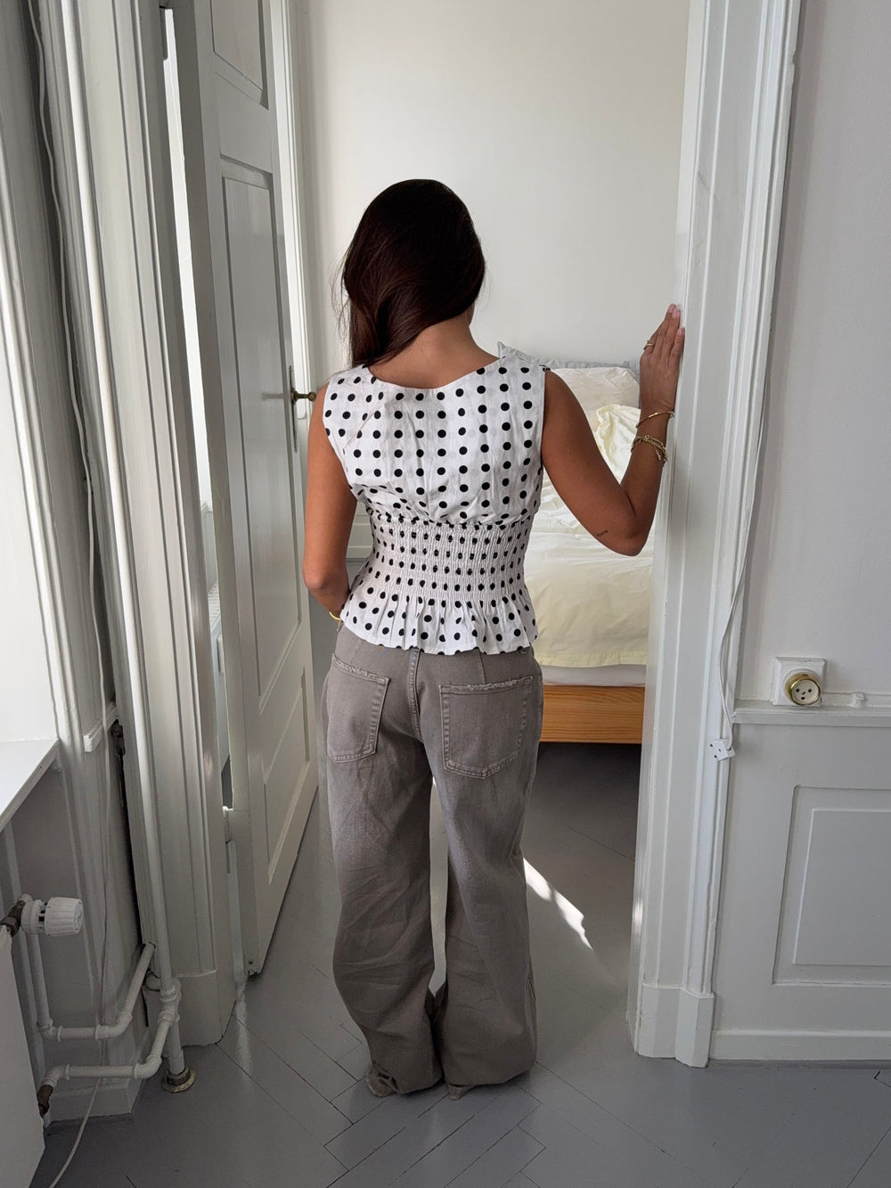 Cathrine smocktop med polkaprikker - Hvid/sort