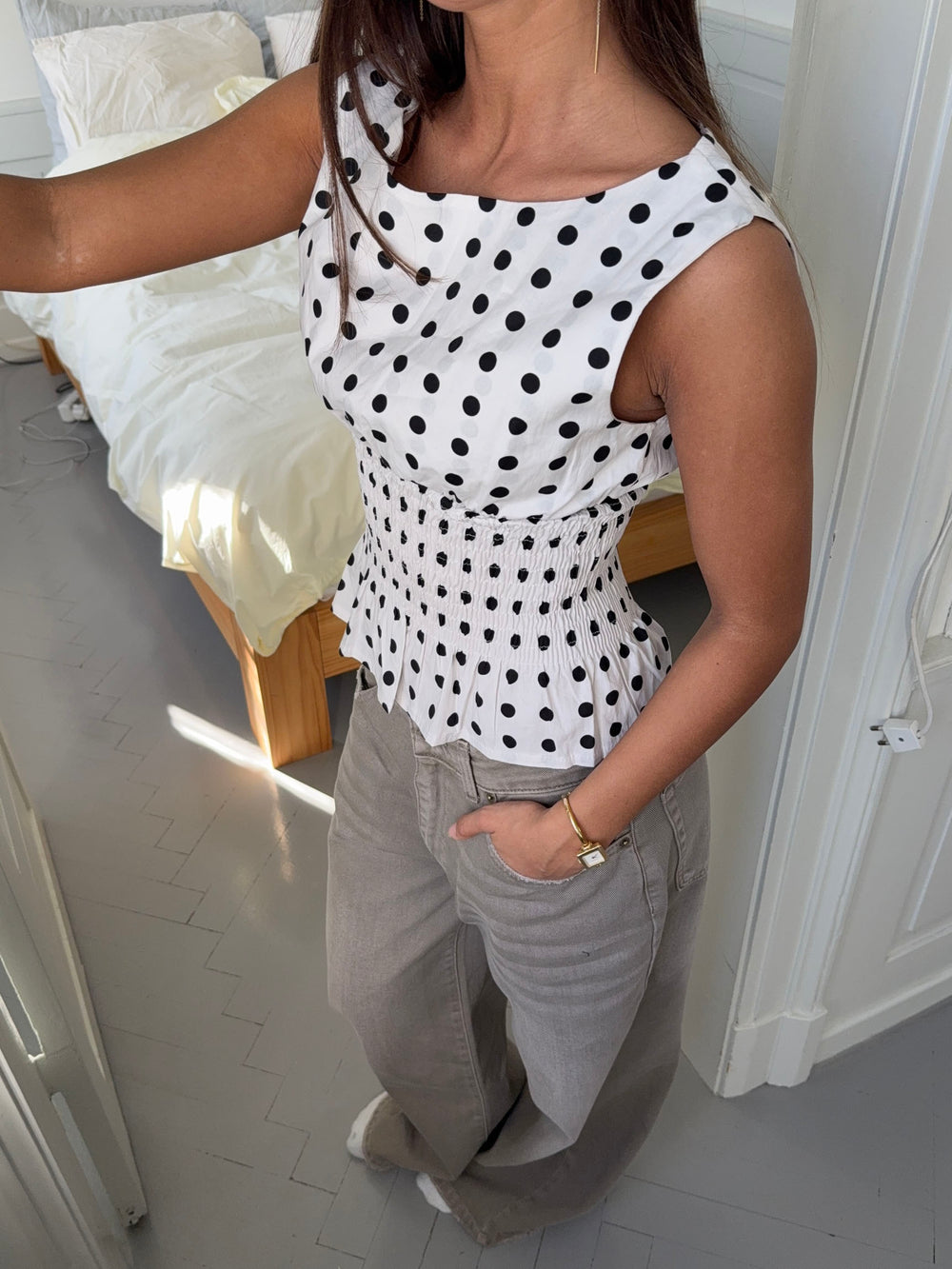 Cathrine smocktop med polkaprikker - Hvid/sort