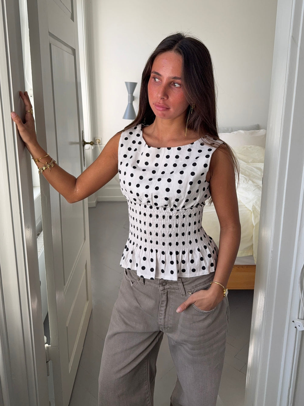 Cathrine smocktop med polkaprikker - Hvid/sort