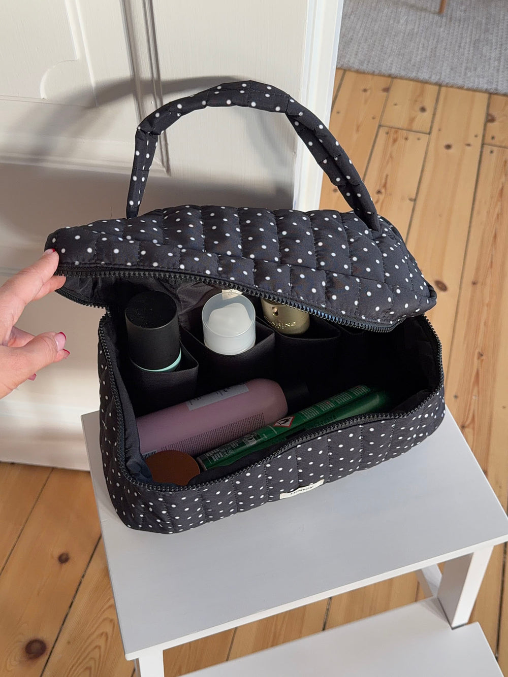 Honey stor polkaprikket toilettaske med hank - Sort/hvid