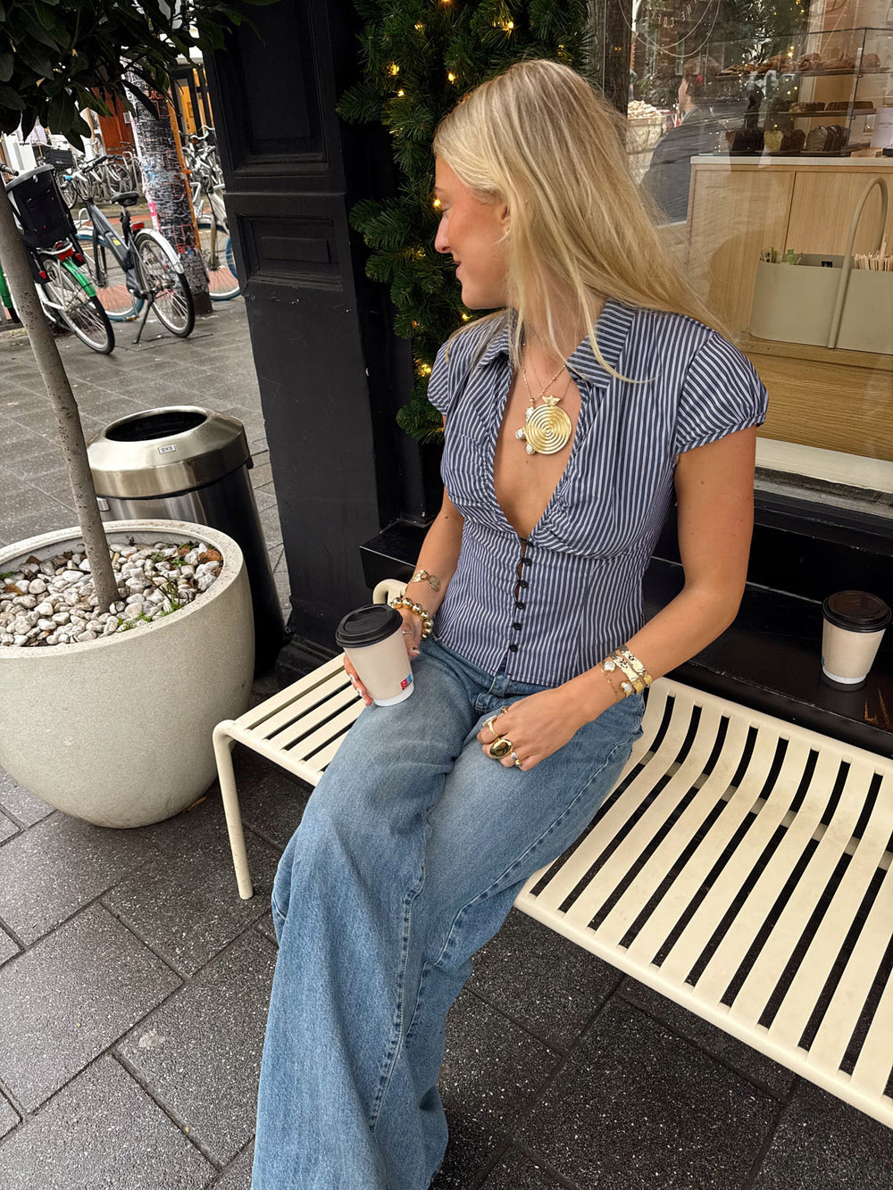Scandivv stribet skjorte med cut out - Grå/hvid