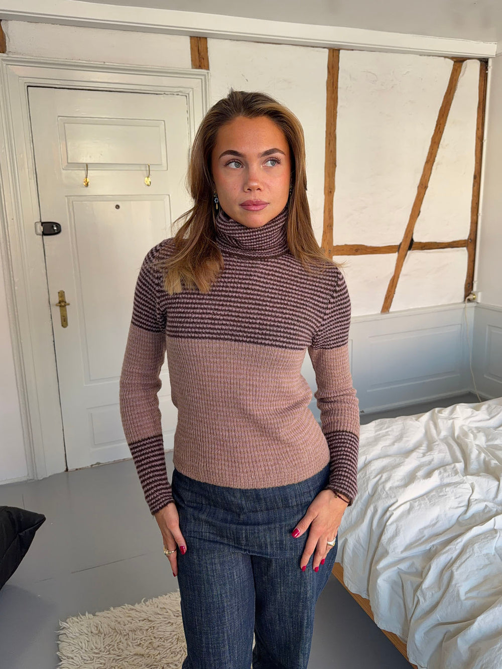 Swela striktrøje med turtleneck - Mørkebrun/lyserød