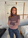 Swela striktrøje med turtleneck - Mørkebrun/lyserød