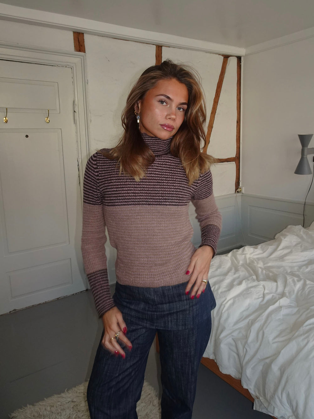 Swela striktrøje med turtleneck - Mørkebrun/lyserød