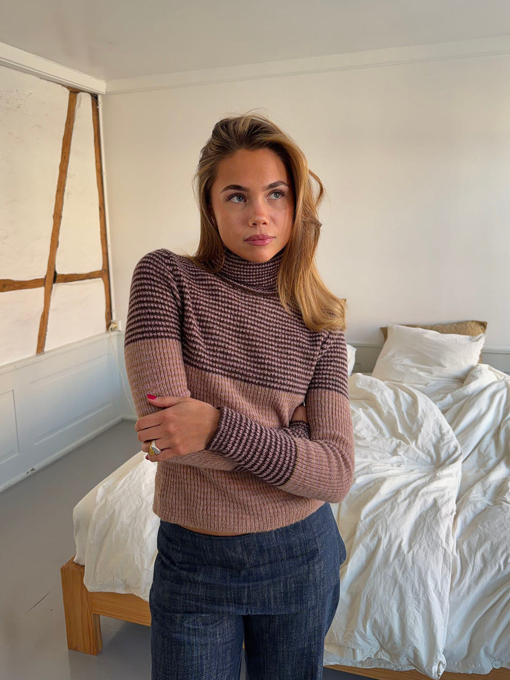 Swela striktrøje med turtleneck - Mørkebrun/lyserød