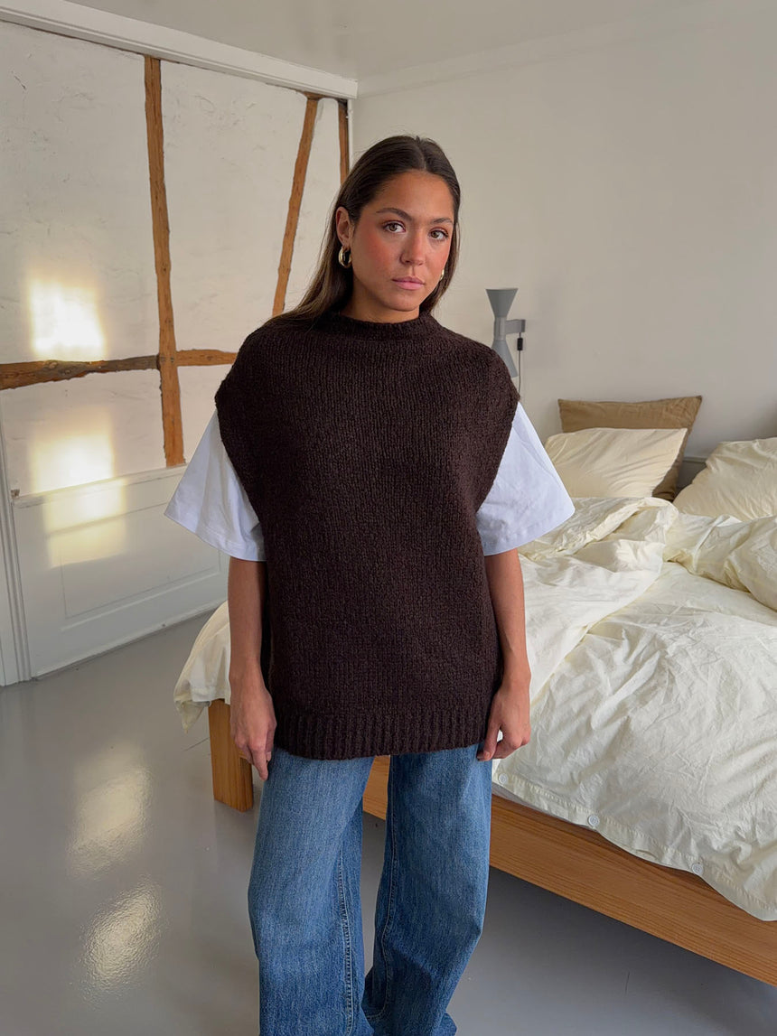 Kahula strikvest med t-shirt - Brun/hvid
