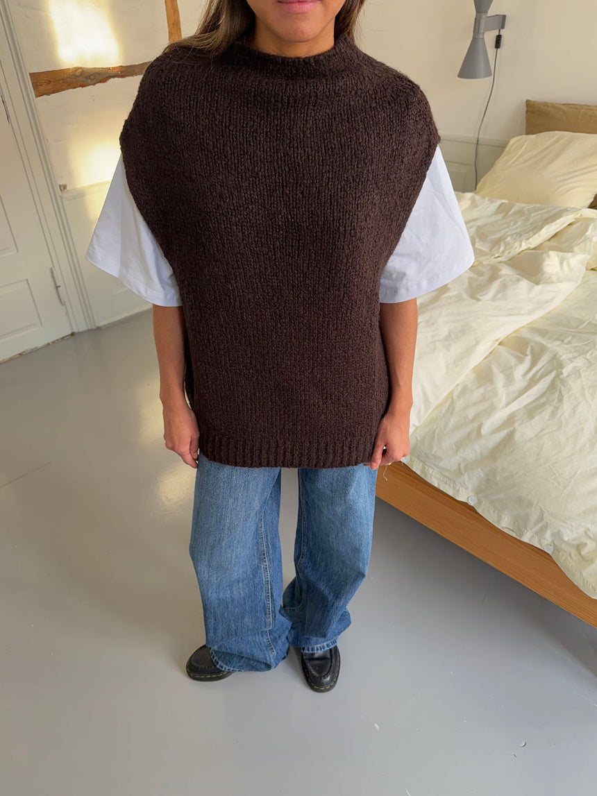 Kahula strikvest med t-shirt - Brun/hvid