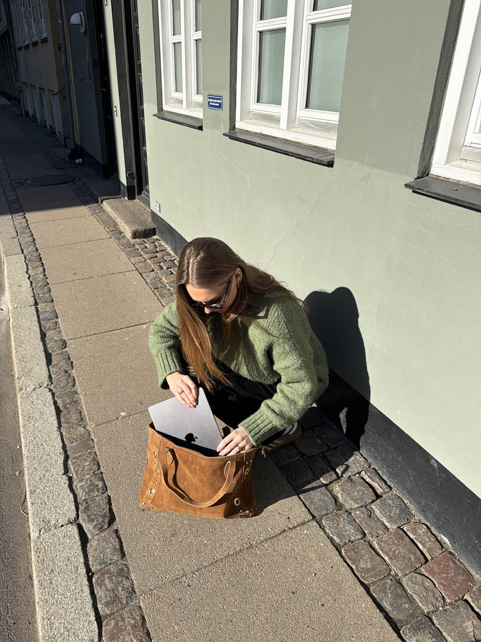Lyra taske med nitter - Karamelfarvet