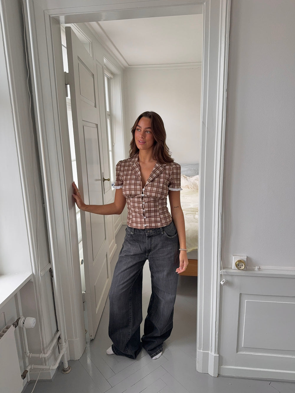 Kassandra figursyet skjorte med tern - Brun/hvid