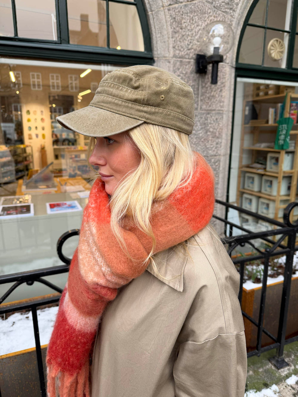 Gale tørklæde - Rød/brun/hvid