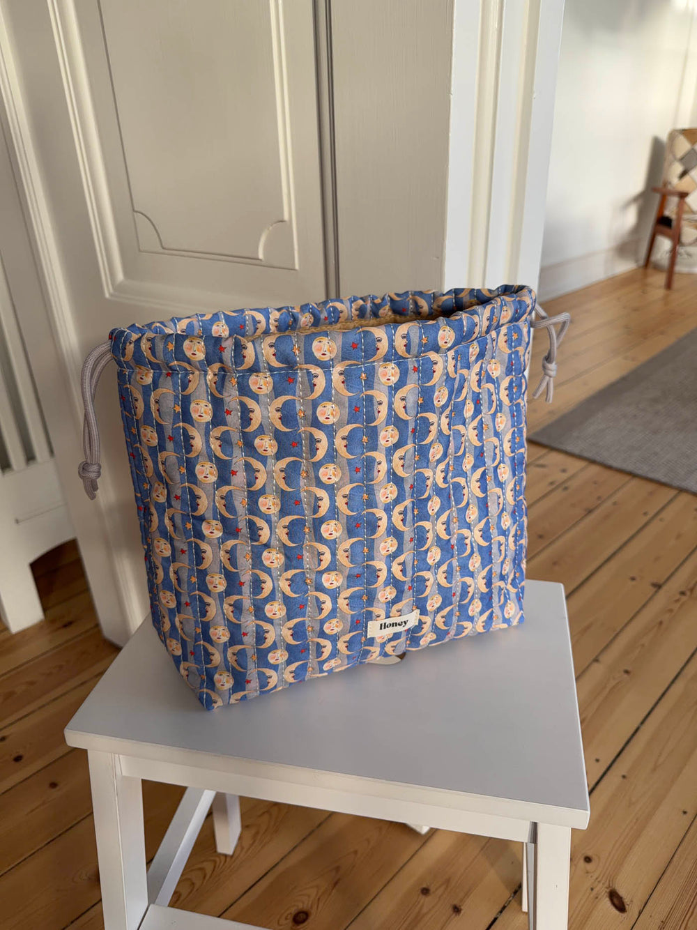 Honey toilettaske med sol og måneprint - Blå/gul