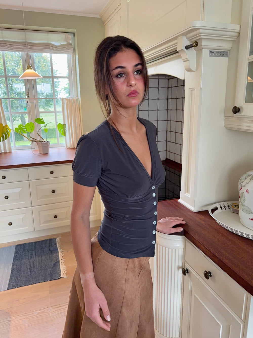 Abby top med knapper - Grå
