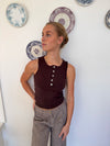 Dilly top med knapper - Brun