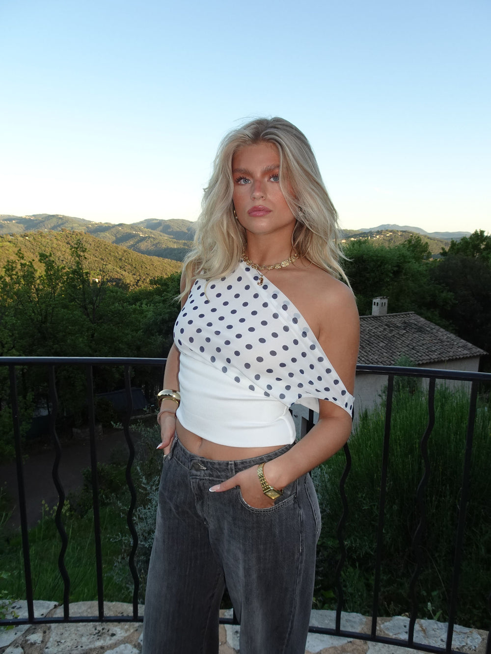 Kimmie top med polkaprikker - Hvid/navy