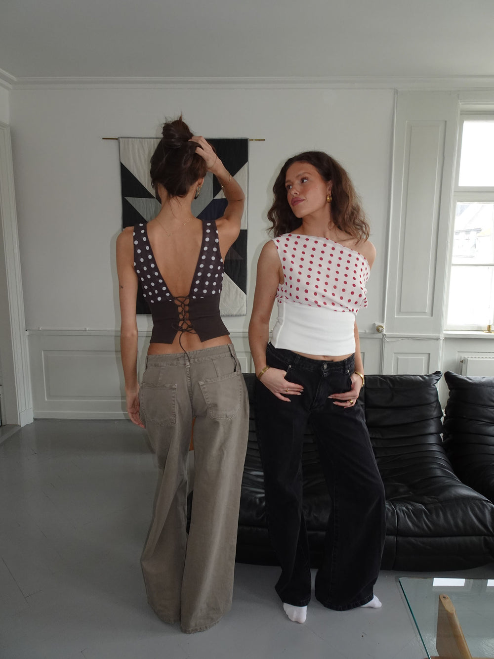 Kimmie top med polkaprikker - Brun/hvid