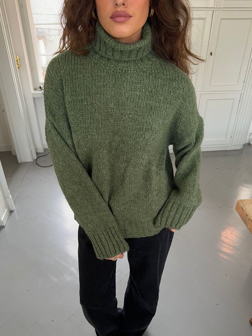 Valdamara oversized striktrøje med turtleneck - Grøn
