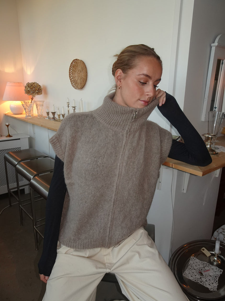 Fiona vest med høj hals - Beige