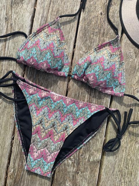 Sunny bikini - Wavy beach