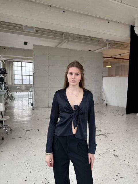 Freja satinbluse - Mørk navy